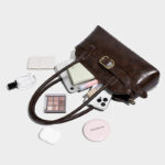 Damen Mikrofaser Leder Gürtelschnalle Detail Schultertasche Baguette Tasche mit Crossbody Strap