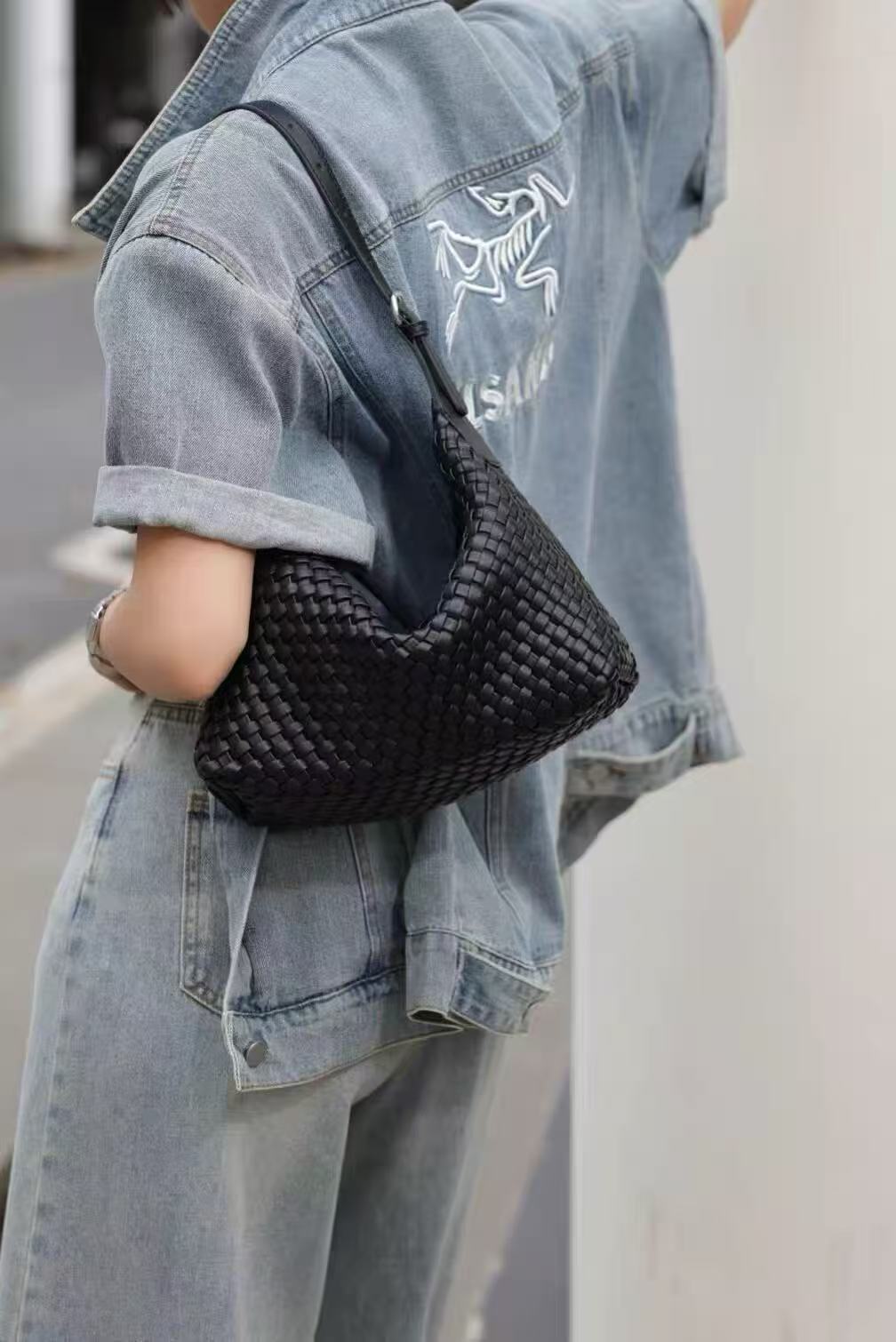 Women's Woven Cowhide Leather Crossbody Shoulder Hobo Bag With Zipper Closure photo review