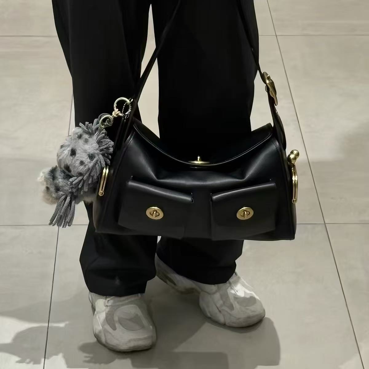 Sac à bandoulière pour femme en cuir vegan, à rabat et fermeture à clé, de forme structurée photo review