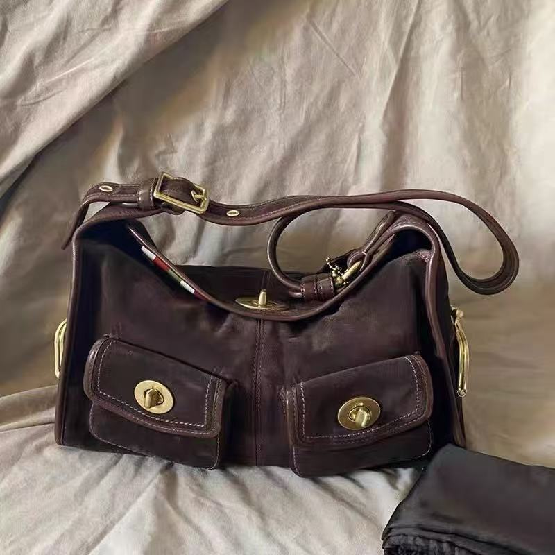 Sac à bandoulière pour femme en daim, à structure rigide et double fermeture, avec poche photo review