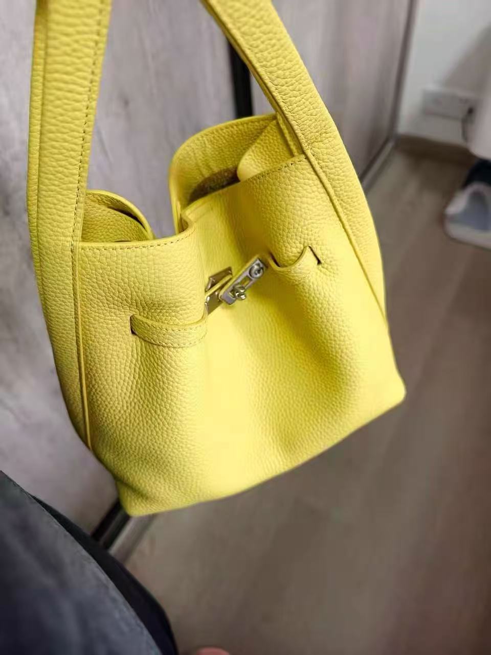 Women's Full-Grain Leather Pebbled Turn-Lock Crossbody Strap Bucket Bags photo review