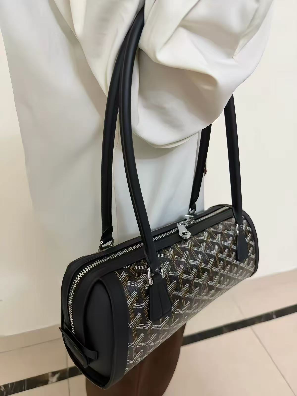Damen-Baguette-Tasche aus Canvas mit Vollnarbenlederbesatz und Aufdruck photo review