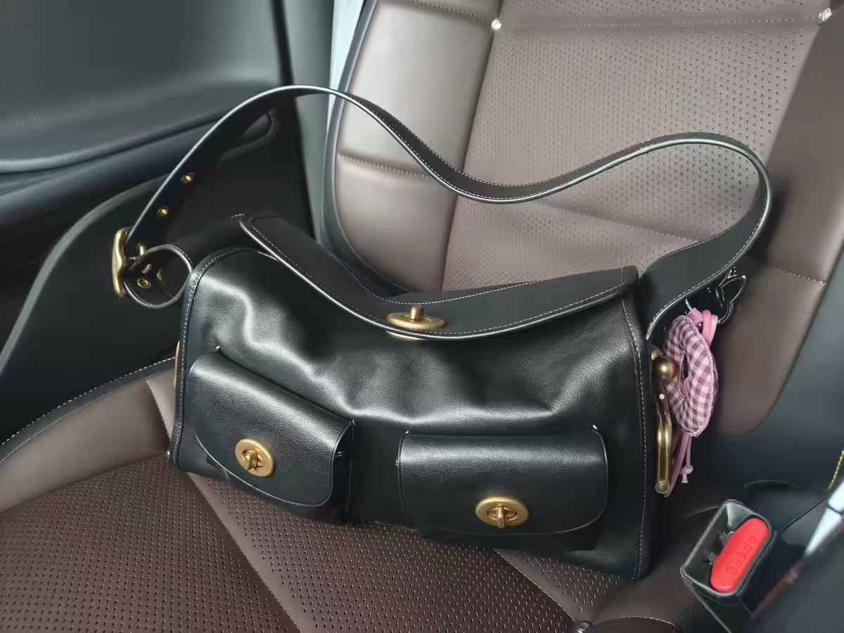 Strukturierte Umhängetasche für Damen aus veganem Leder mit Klappe und Schlossfach photo review